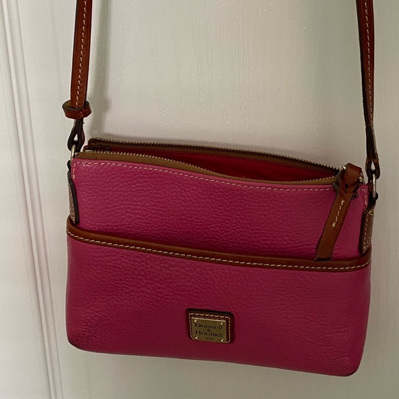 Dooney & Bourke Handbags - Dooney & Bourke crossbody purse